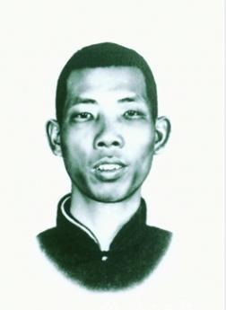 南京警备司令部监狱，罗登贤（曾是东北抗联负责人）的双手被吊起来，皮鞭雨点般落在他