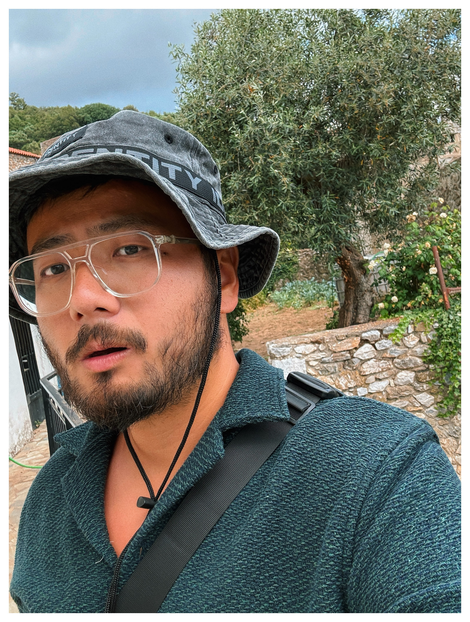 与邻居交换了一顶帽子 