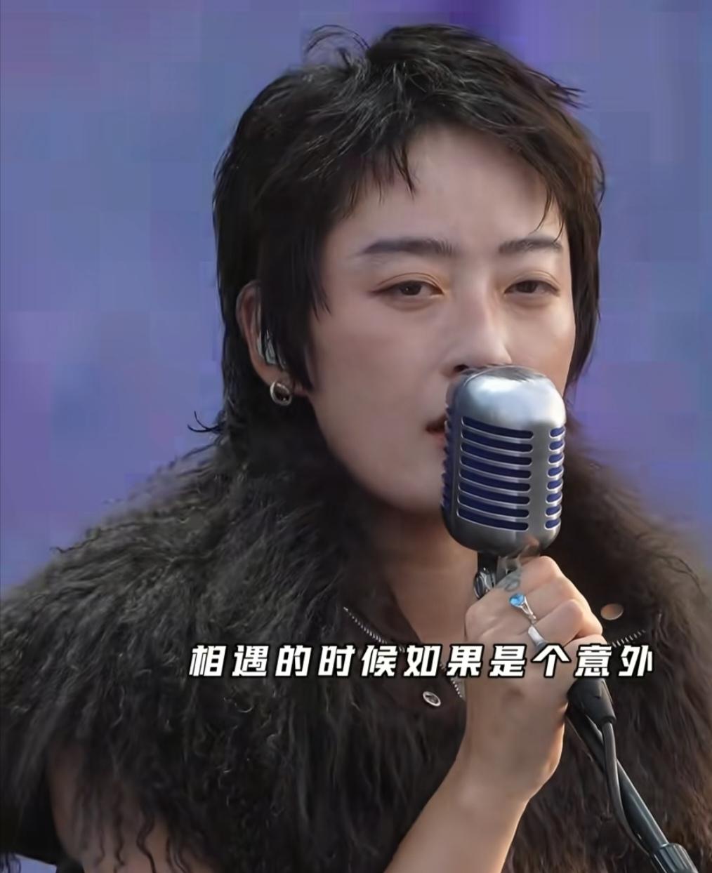 所有歌手，演绎自己的歌曲越老越有味道，曾轶可是一个例外，她最出名的《狮子座》，年