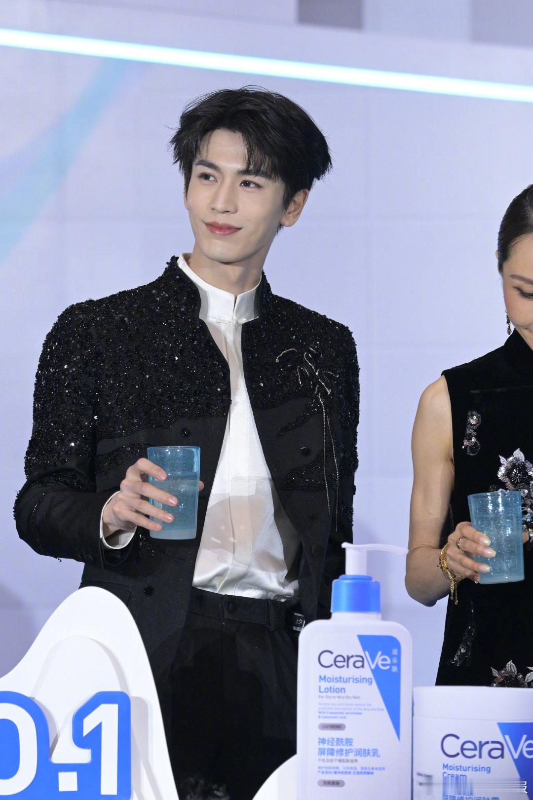 张凌赫适乐肤线下人气 张凌赫线下路透新鲜出炉！现场人多到完全挤不进去，里里外外全