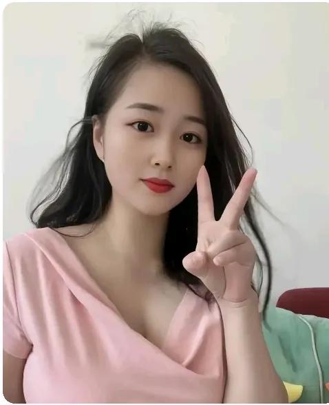 在那个初春的午后，樱花如云，她身着一件粉色轻纱，翩翩起舞。那一刻，时光仿佛静止，