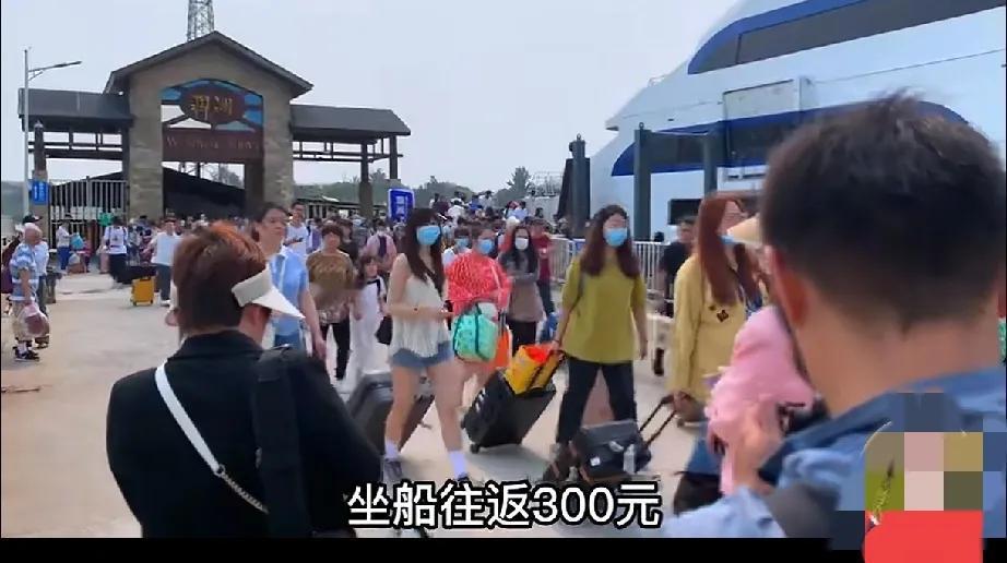 涠洲岛是真的坑，借电瓶车出钱就算了，到哪停车都要五块十块的电动车停车费。真是没见
