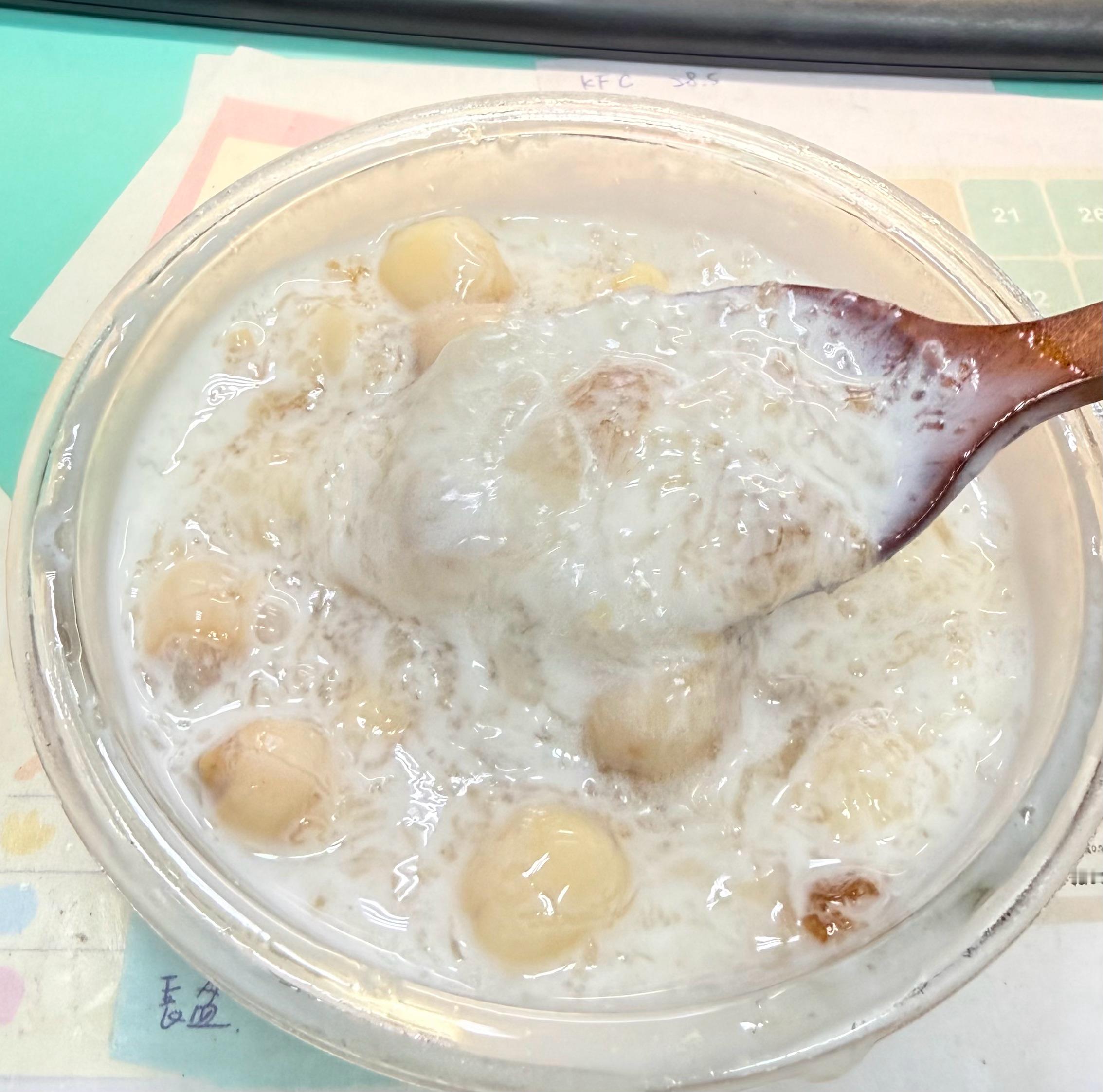 今日午餐煎鸡腿+花椰菜桃胶莲子银耳+牛奶（这个巨巨巨巨巨好喝）我已经连喝好几天了