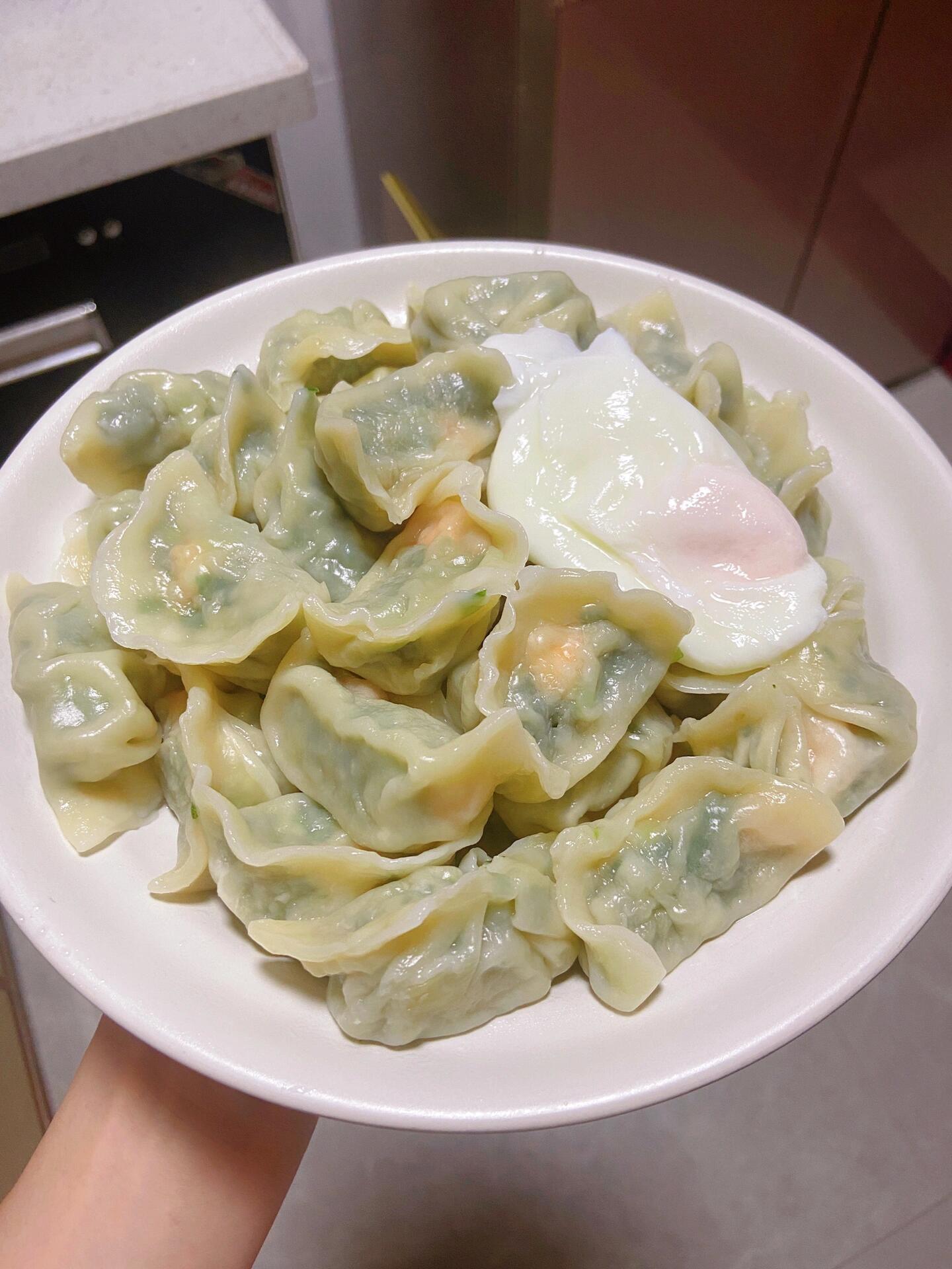 这个三鲜馅饺子真的太鲜了。食材：猪肉2斤，韭菜4斤，鲜虾3斤。 调馅料...