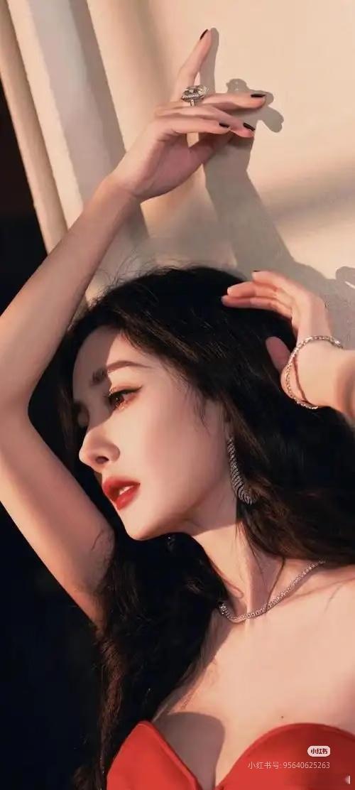杨幂抖音路人缘崩盘，夜光剧本事件竟无一人站队 