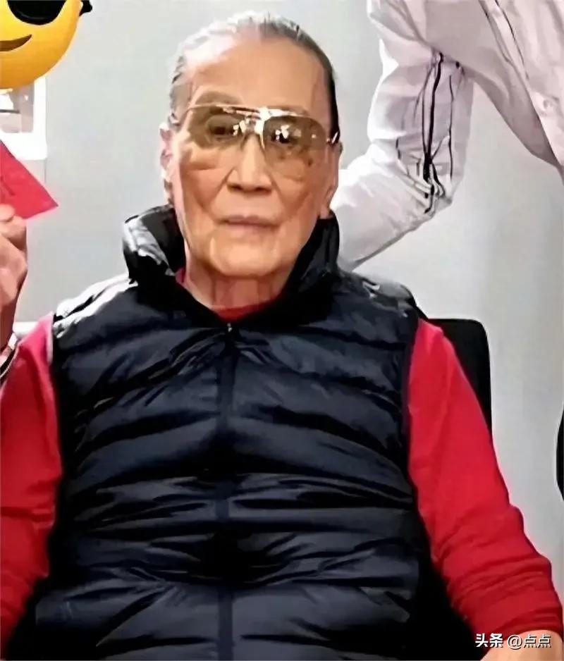 风光半生的谢贤，弥留之际用尽仅剩气力，只留下短短七字嘱托：照顾好两个仔。
 
这