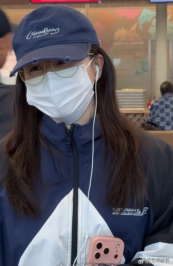 阚清子状态阚清子和老公一同现身机场今日，阚清子产后首度与老公同框现身机场，笑着和