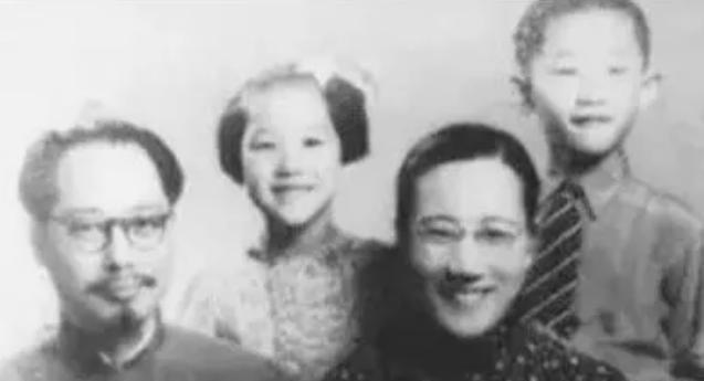 1971年，一48岁老头娶了个小他10岁的女大学生，洞房花烛夜，老头刚爬上床却被