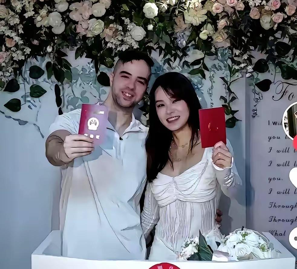 重庆妹儿三个月光速找了个保加利亚健身教练老公，恋爱领证一气呵成，不用彩礼，不要车