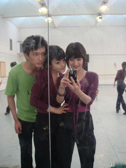 杨幂大学上形体课照片哇 以前就流行这样的刘海 