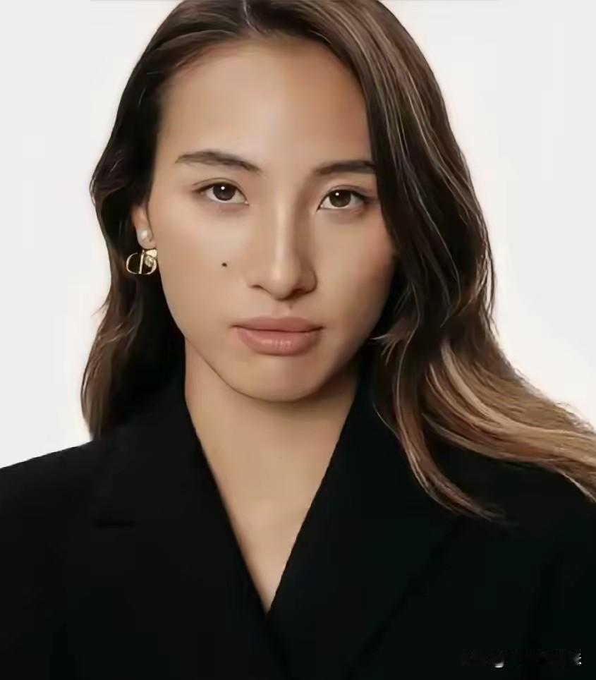 没想到在美国网球公开赛女单，郑钦文再次大逆转战胜斯瓦泰克，而莱巴金娜则横扫大坂直