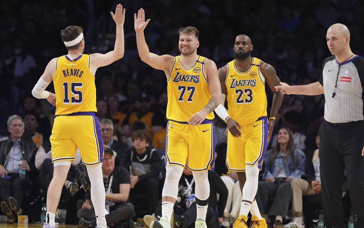 八寸主要是优缺点明显，他脚步慢打三不能往下摇摆，打四他没有协防能力，没有协防能力