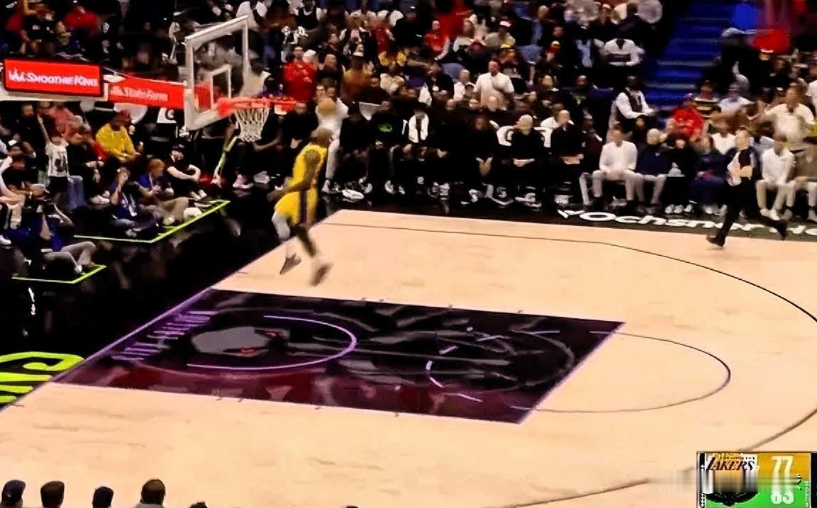 湖人四旬老汉詹姆斯还能飞！在今日湖人对阵鹈鹕的第三节比赛中，阿尔瓦拉多战术犯规走