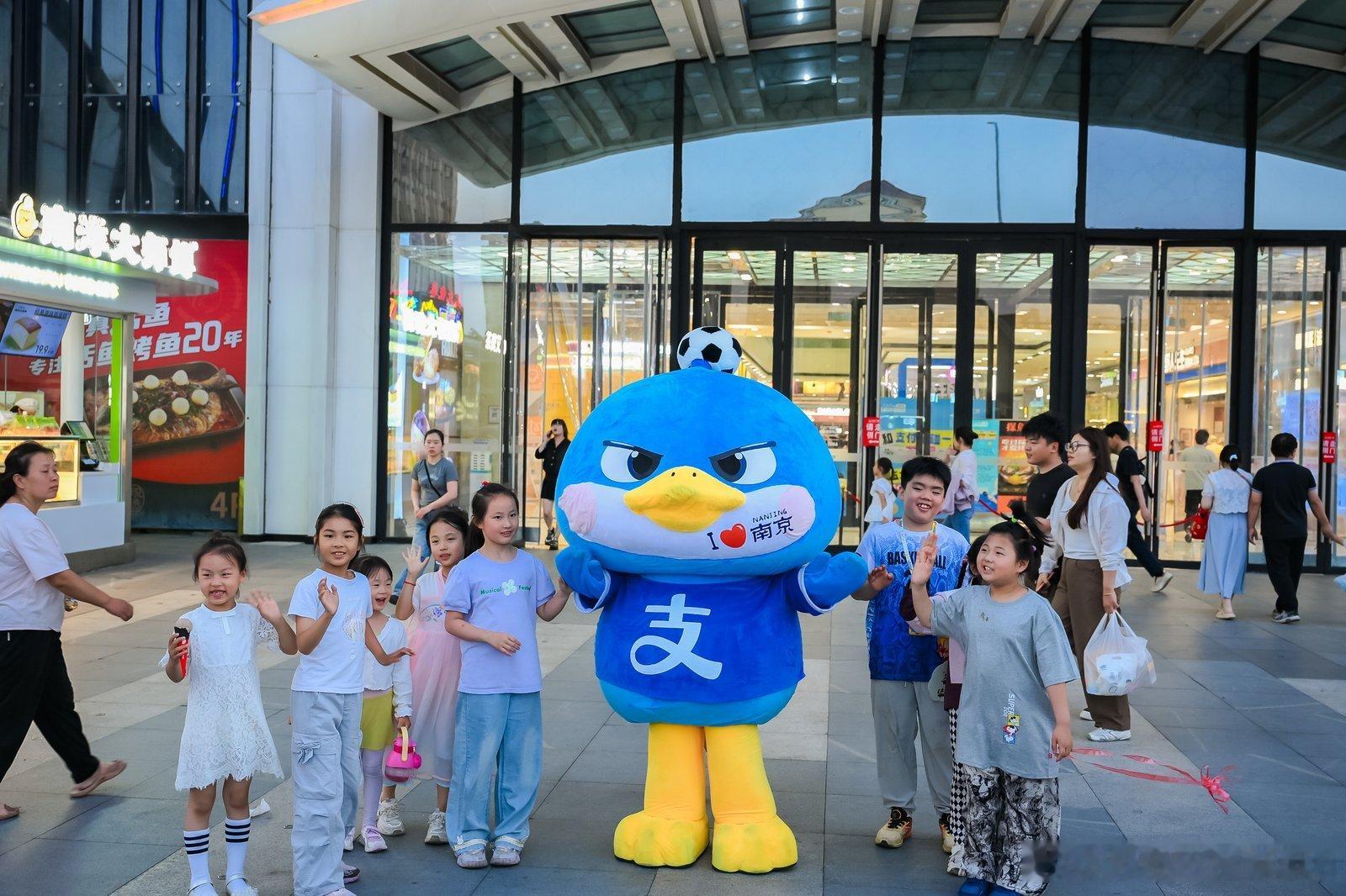 江苏十三城球迷花式应援夯爆了支付宝暖心助力苏超应援，万达领到南京赢可爱气球，氛围
