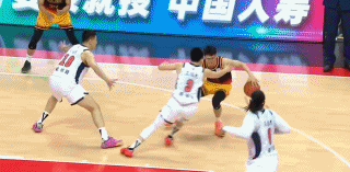 打平！庞峥麟持球突破，行进间直接抛投出手！落地后一直拍头，明显觉得自己这次进攻被