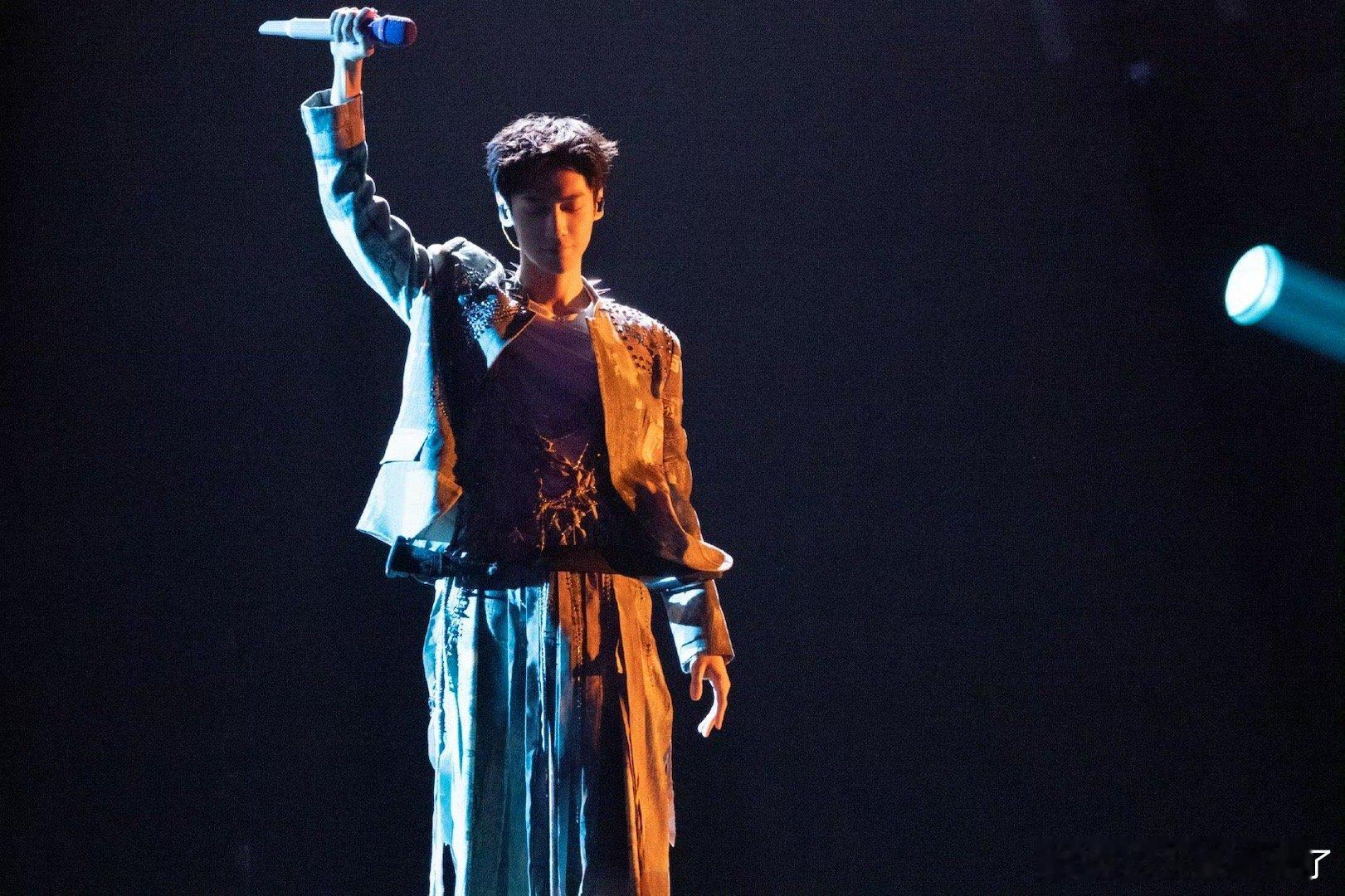 不知道罗云熙在唱什么光看脸了 舞台上的罗云熙，是“注意力垄断者”！冷光一打，眉目