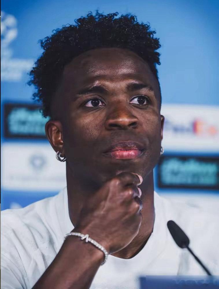 要么拿2000万欧闭嘴，要么去沙特，皇马给维尼修斯下最后通牒。维尼修斯团队强硬表