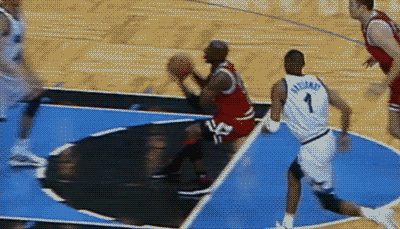 #乔丹不想传球,他会怎么做?#
他会这样做