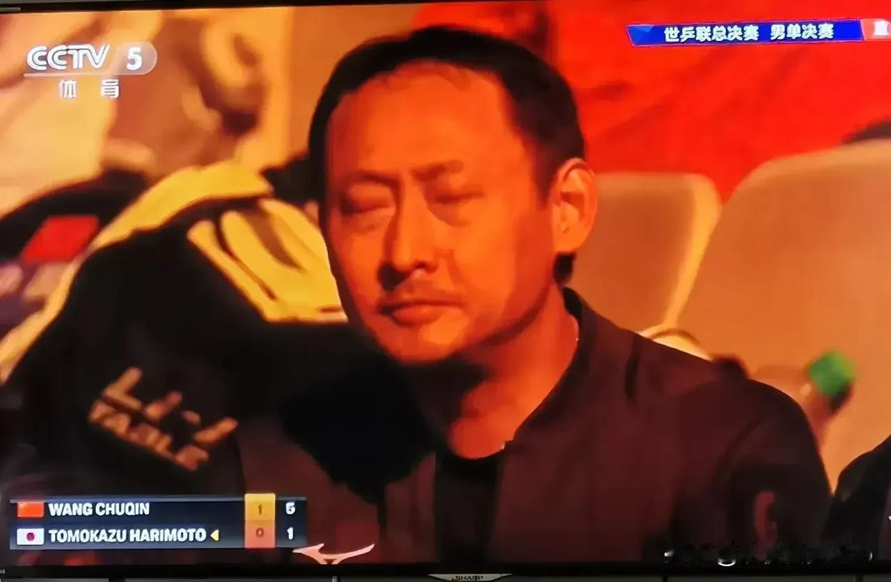 看那比赛啊。

张本宇他儿子和王楚钦打呢。

那场面啊，他儿子被打得那叫一个惨。