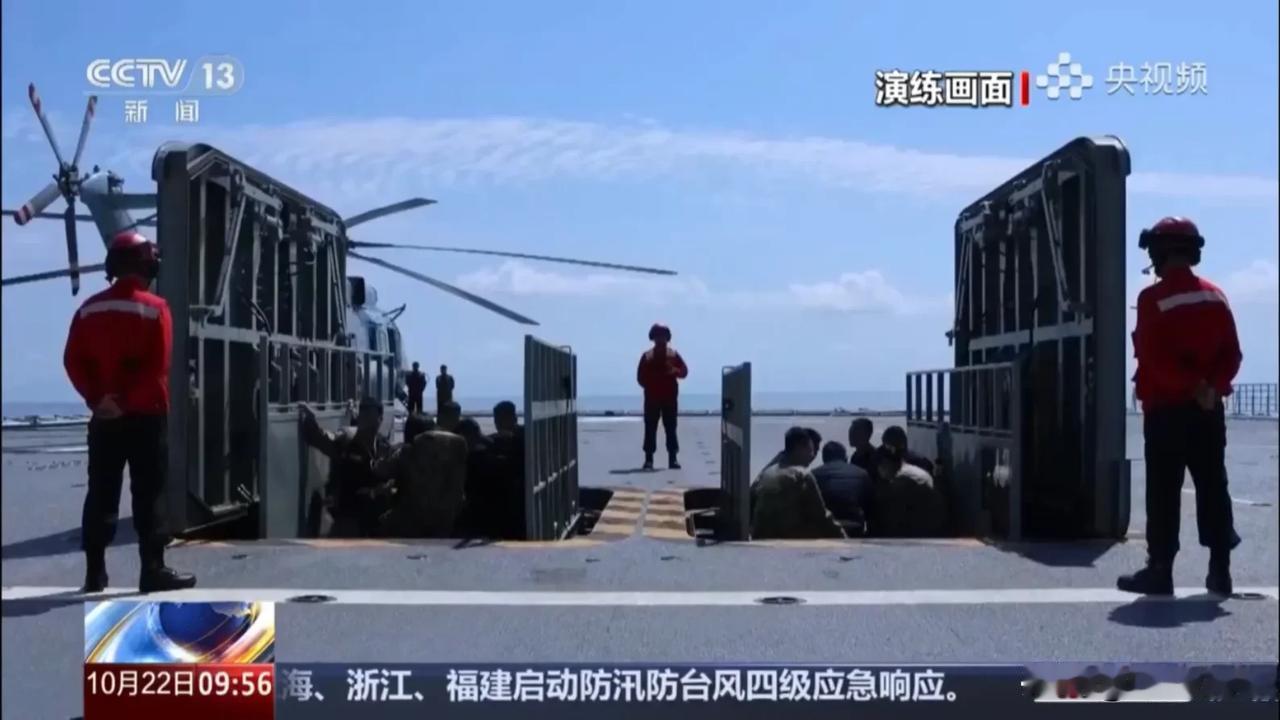 确实让我有点懵了！075两攻又有新画面了，这玩意儿还可以运人？

就在近日，
官