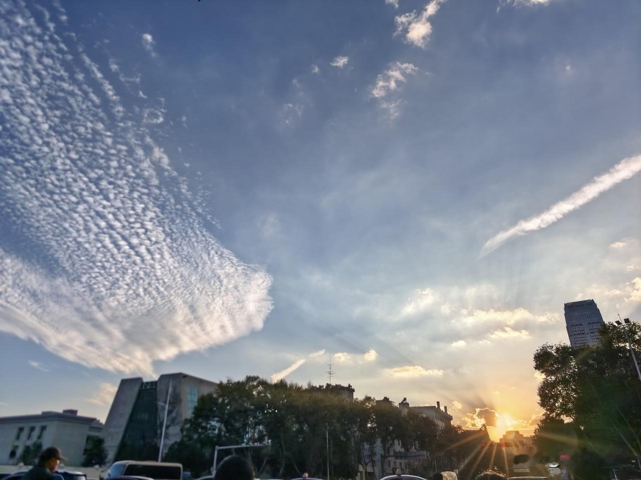 随手拍美景分享今天下班回家，路上拍的云，觉得今天的云好特别，因为是骑着车所以有点