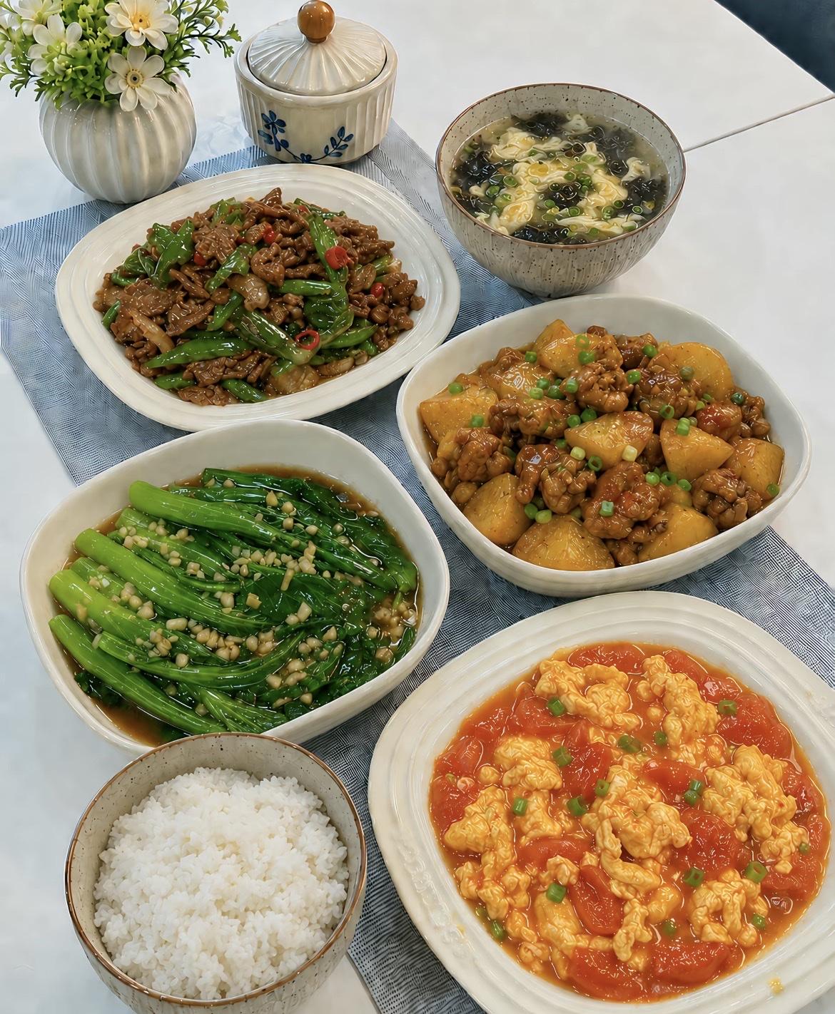 我就是不爱给儿媳妇做饭。不是心眼坏，是每次菜端上桌、米饭盛好，我刚坐下，她就来一