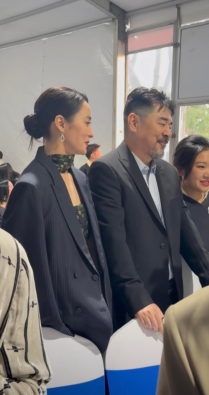 救命！陈建斌搂蒋勤勤像便衣抓小偷，这画面我能笑一年，太有活人感了！ 