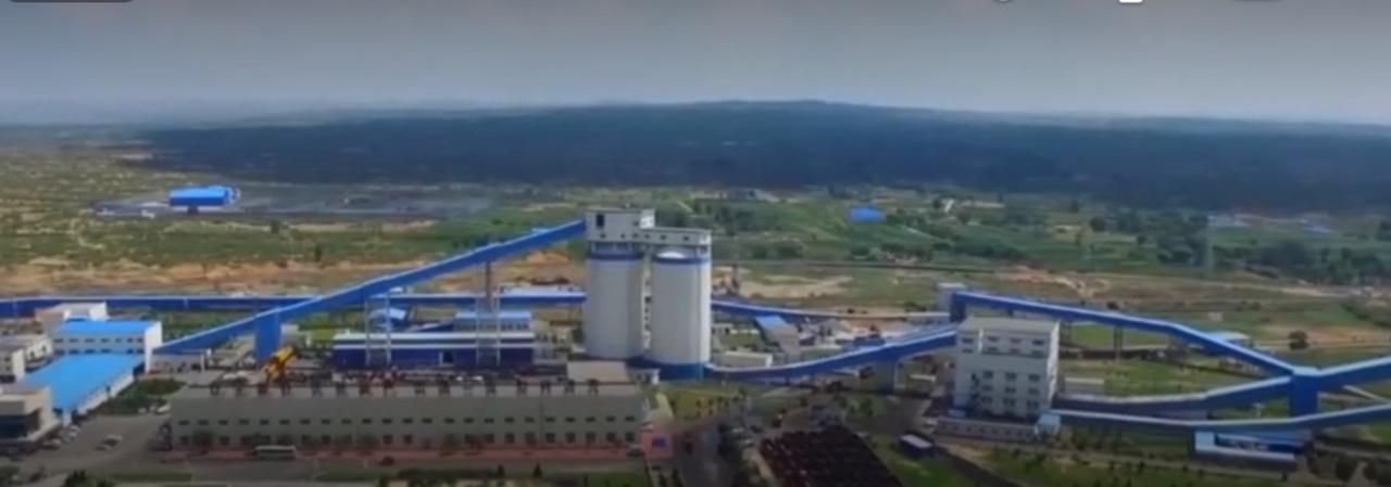 在我国广袤的土地上，澄澈湖水、茂密森林与候鸟齐飞的湿地相映成趣，工业厂区与风电群