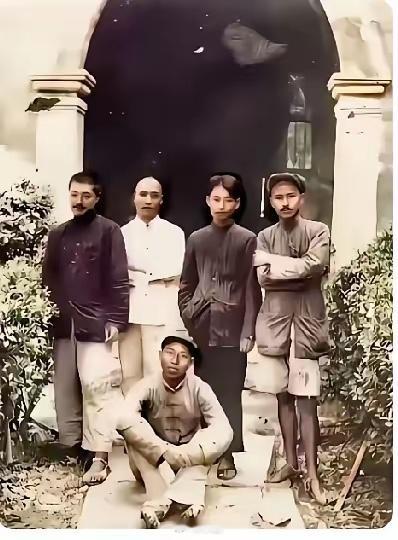 这五人是红军五虎将，照片拍于1934年10月。他们穿的衣服，就是当年红军的军装，