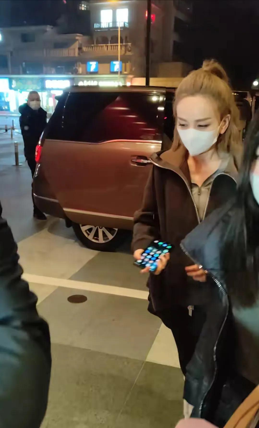 雪姨王琳录制浪姐5下班路透，54岁的雪姨保养得真好，身材好好，腿也太细了吧，体态