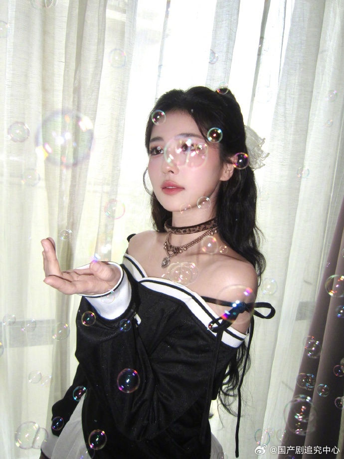1、优酷出品的双女主悬疑剧《长夜难明》，女主在谈白鹿。2、电影《蜂蜜的针》女主目