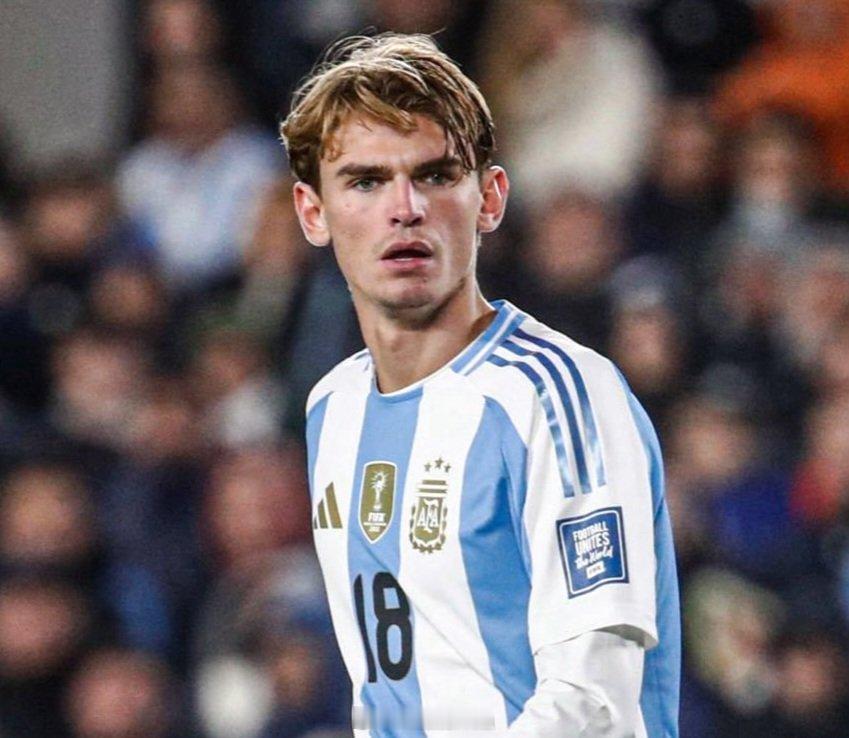 与三年前卡塔尔夺冠相比，阿根廷国家队🇦🇷此次首发阵容出现的新人 : 尼科帕斯