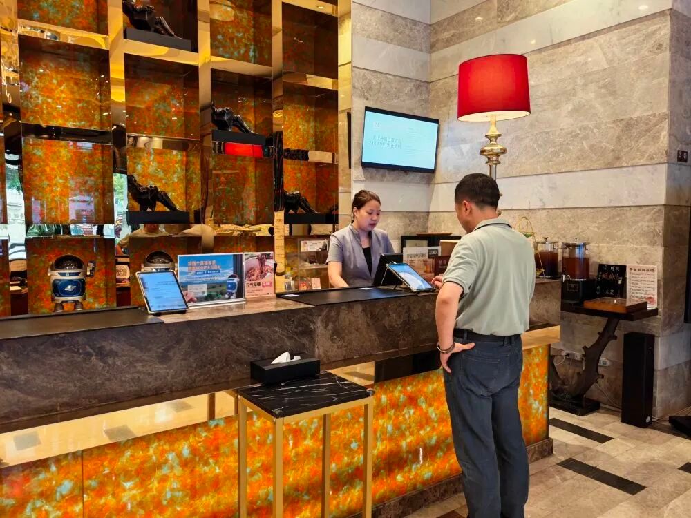 【酒店24小时退房制能推广吗】多地酒店试水24小时退房制  “你好，我们明天稍晚
