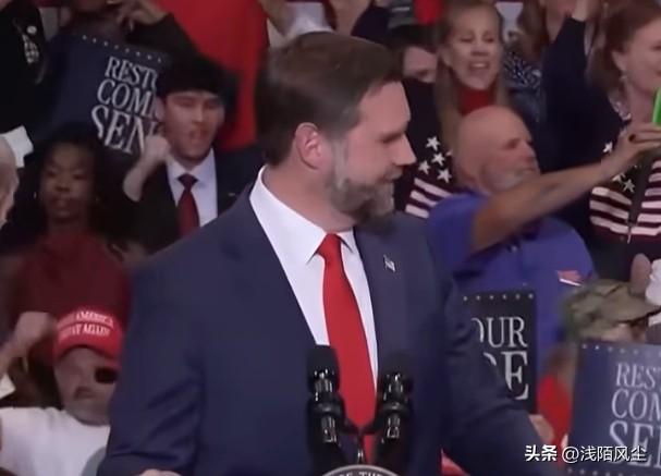 万斯在俄亥俄州集会上的演讲时嘲讽现场抗议者，称摘掉“MAGA”帽子后，头发看起来