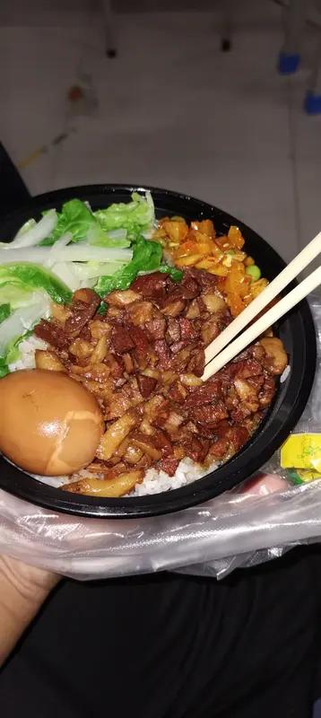 98年女生在工地卖"10元卤肉饭" 走红一天卖20多份一份赚2元 ，有健康证 ，