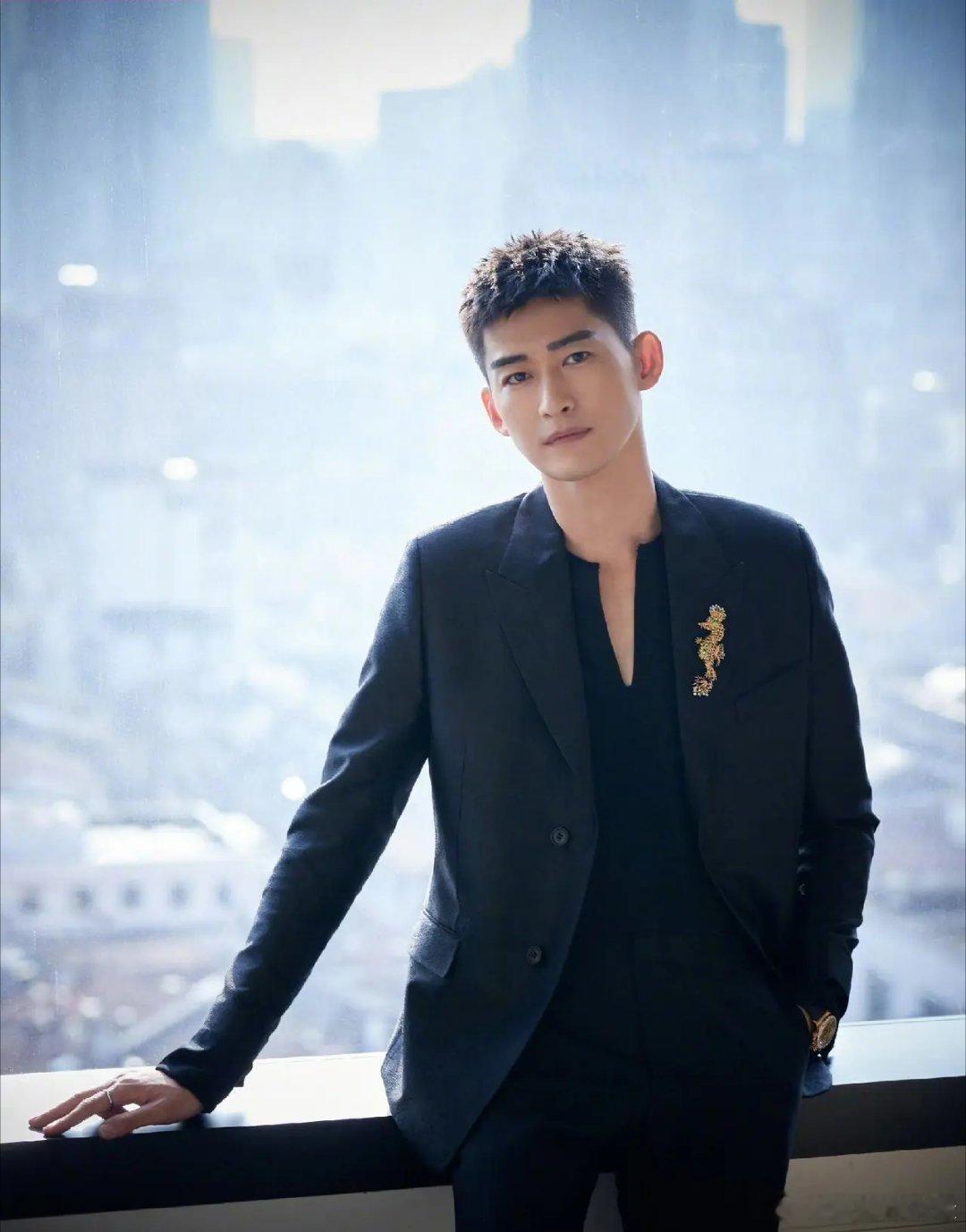 张翰被爆恋情后称是邻居朋友妹妹今日张翰被拍到和美女一起去参加朋友聚会，聚会结束后