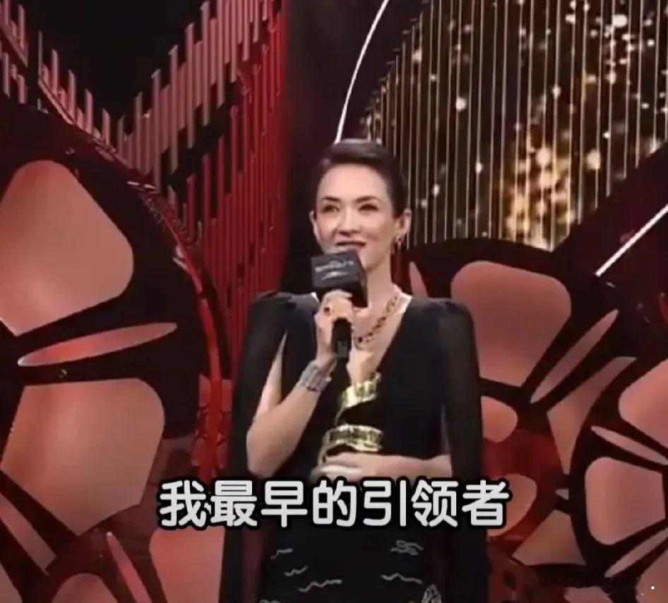 章子怡泪崩了！6月16日，章子怡上台领奖时，看到主办方把她经典的角色演绎了一遍后