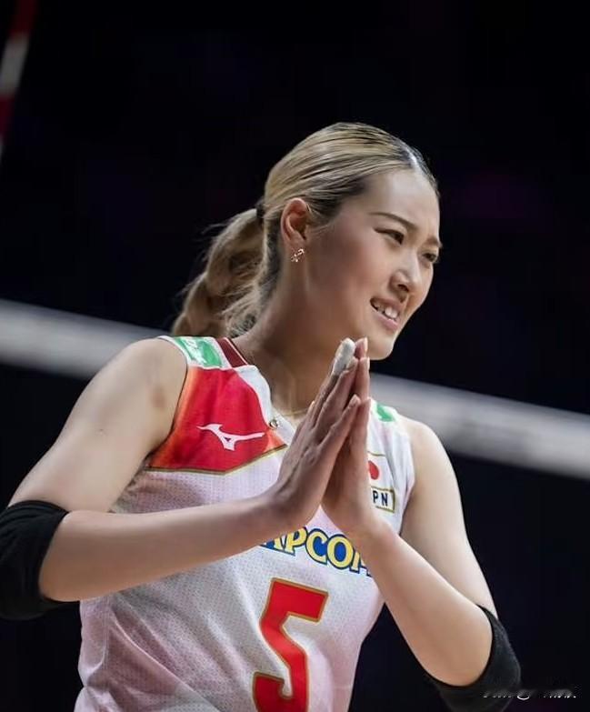 日本女排的佐藤淑乃真是集颜值与实力与一体的球员。
别看她只有178的身高，但在主