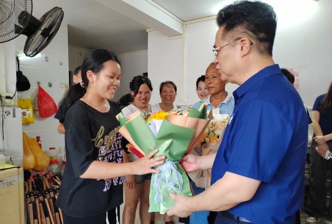 泪目！广西有个女孩，叫陆思凤，她拿到医科大学录取通知书那天，养大她的二叔，一个大