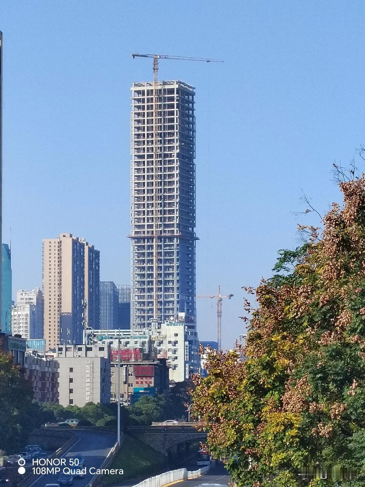 由友阿集团投资建设的岳阳第一高楼——岳阳友阿大厦，位于岳阳东茅岭商业中枢，总高度