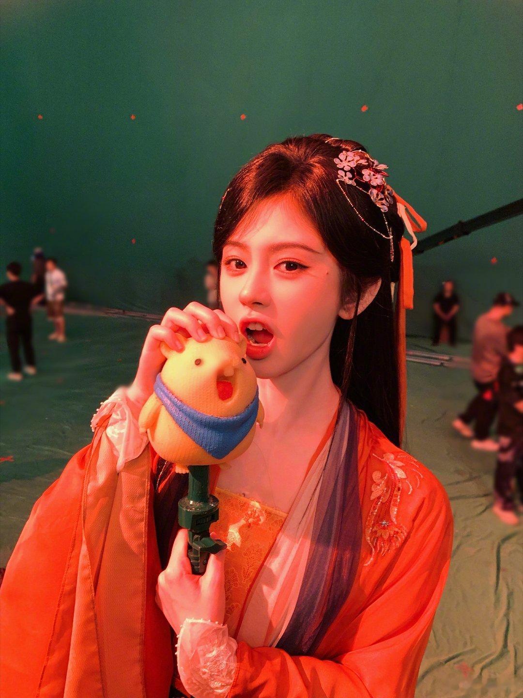 鞠婧祎 jjy鞠婧祎姜黎非 jjy鞠婧祎万花世界 “晚霞洒遍鲜花，都不如你这朵玫