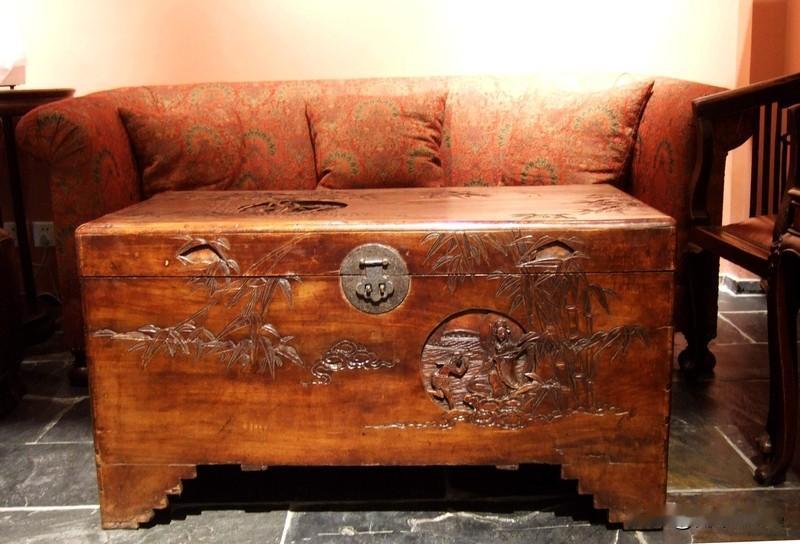 木箱里的温软时光
 
整理老屋阁楼时，我在积灰的角落翻出一只樟木箱，朱红漆皮早已