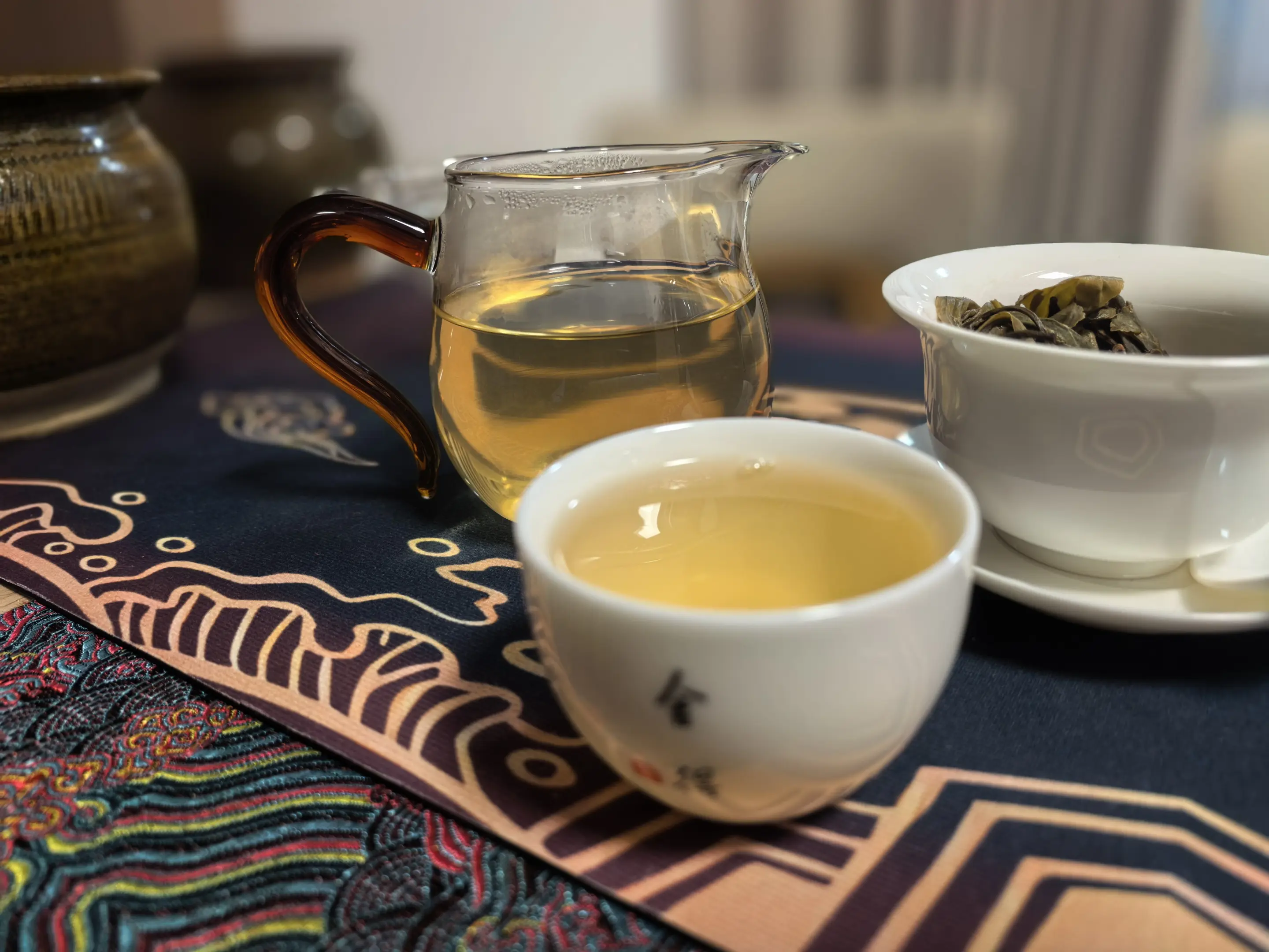茶有回甘，钱有温度，成年人的世界，两样都不能少。