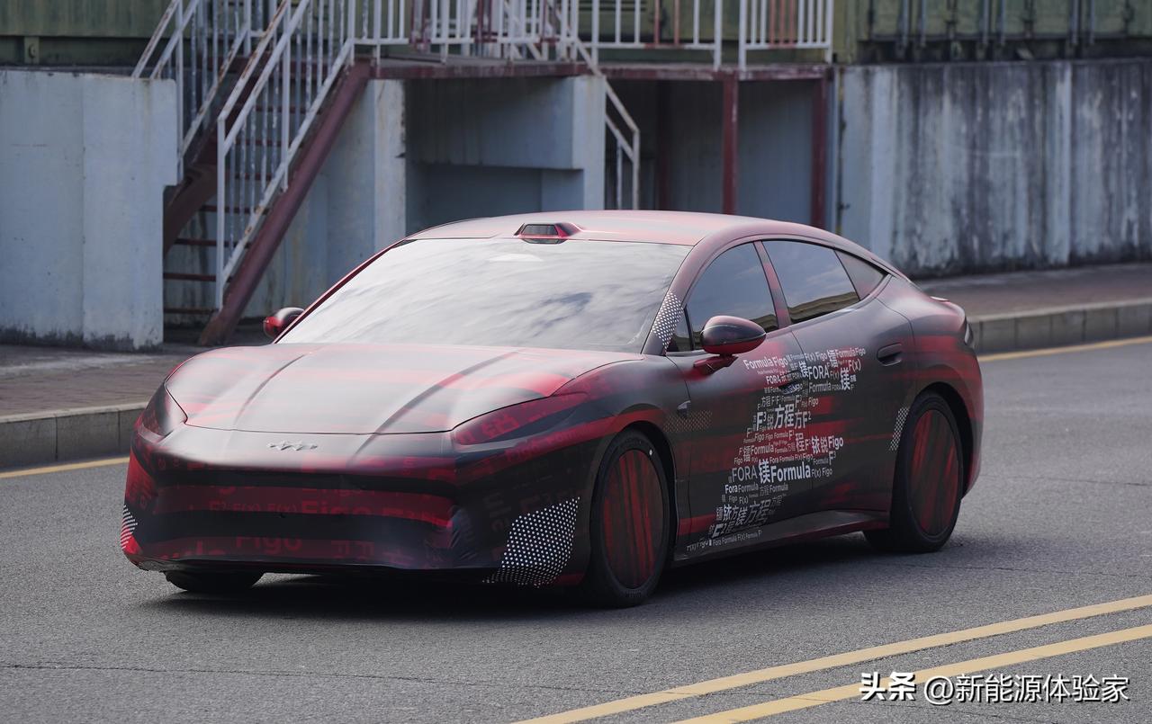 重磅路透！方程豹首款轿车测试车伪装车衣上，竟印满了疑似候选命名——方程、镁、Fo