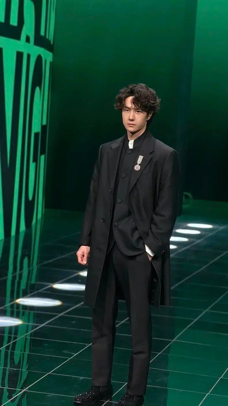 王一博这发型是为了显脸小吗？ 