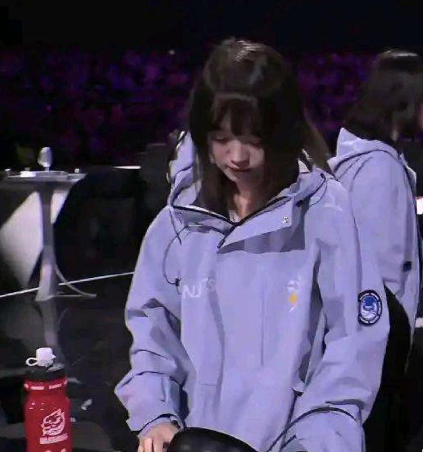 那个怀沙还是一曼都快哭了。

眼角的泪花都出来了，感觉中单怀沙是她们5个人唯一认