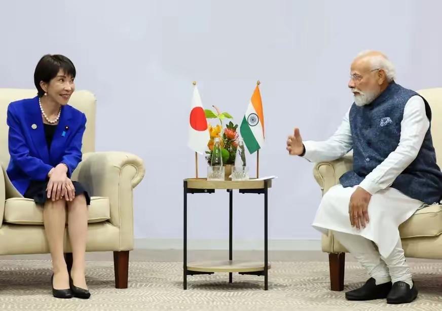 莫迪这回是真豁出去了，当着镜头管日本首相高市早苗叫"我的妹妹"，一连喊了两遍，那