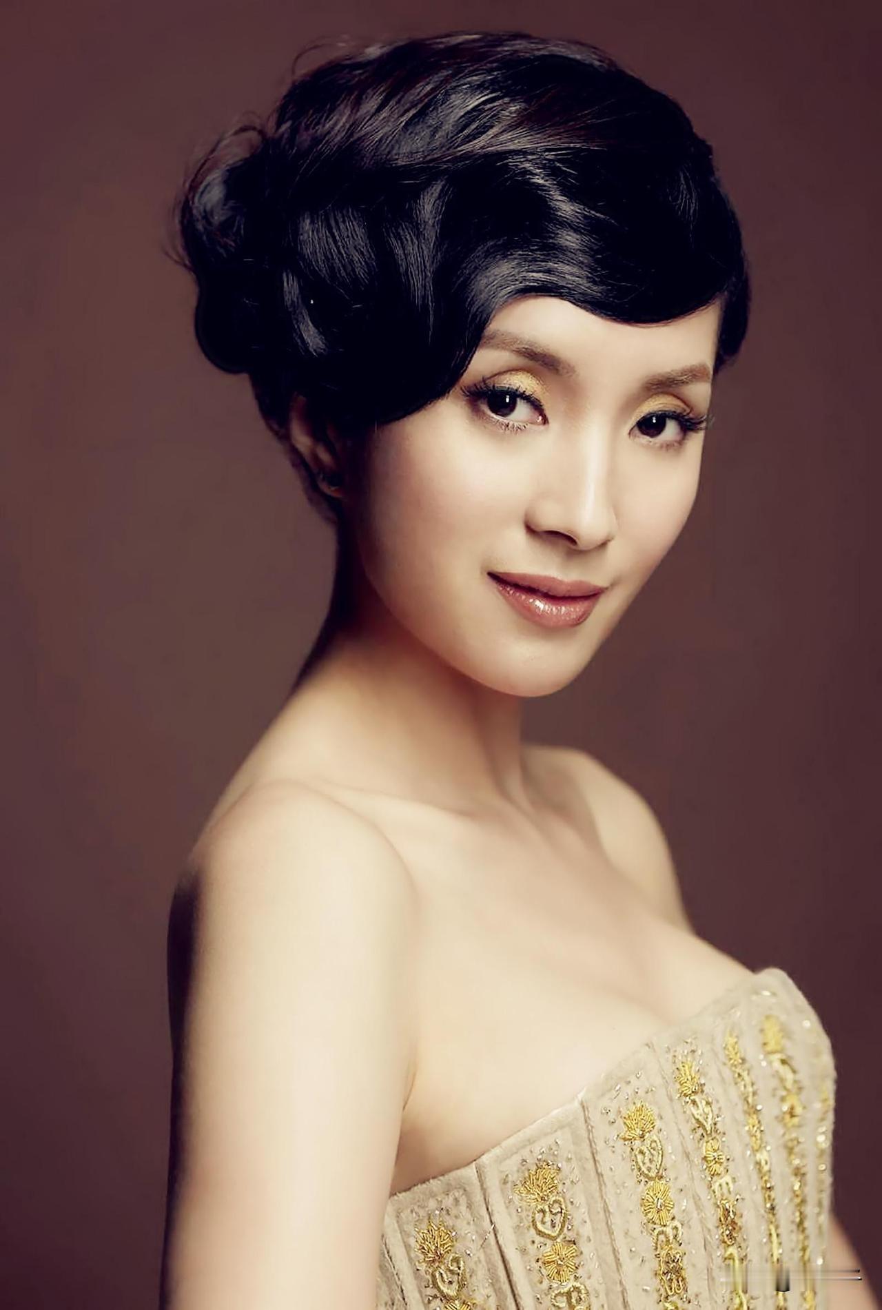 中国音乐史人物之第475位，汤灿（1975.6.12一）生于湖南株洲。
女高音歌