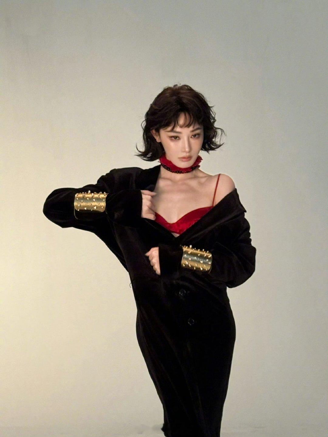 彭小苒眉上刘海 彭小苒眉上刘海也太适合她了！俏皮灵动，元气感直接拉满? 