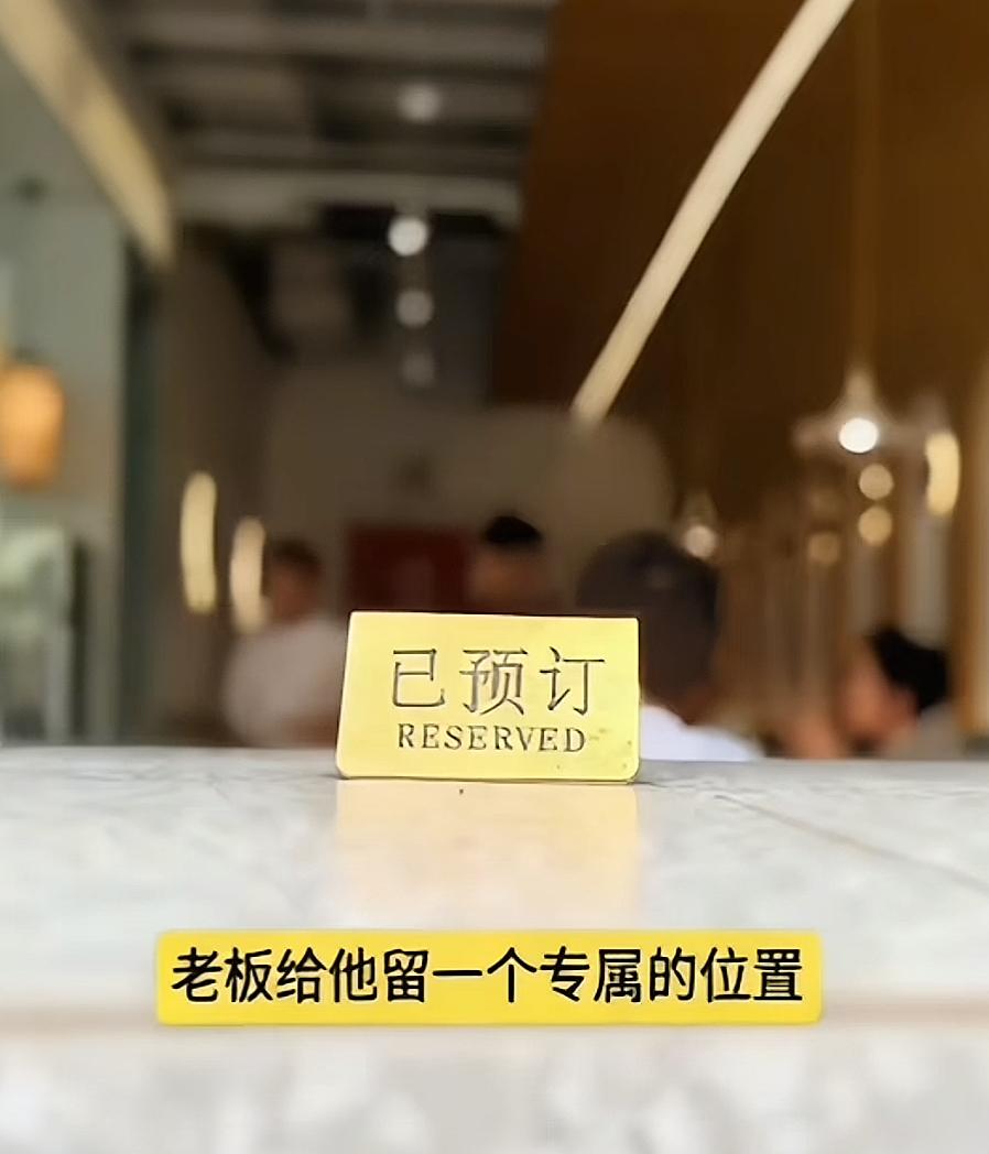 张雪峰最喜欢的双丰园饺子，他给张老师留了一个永久的位置，这个位置谁也不能坐，这个